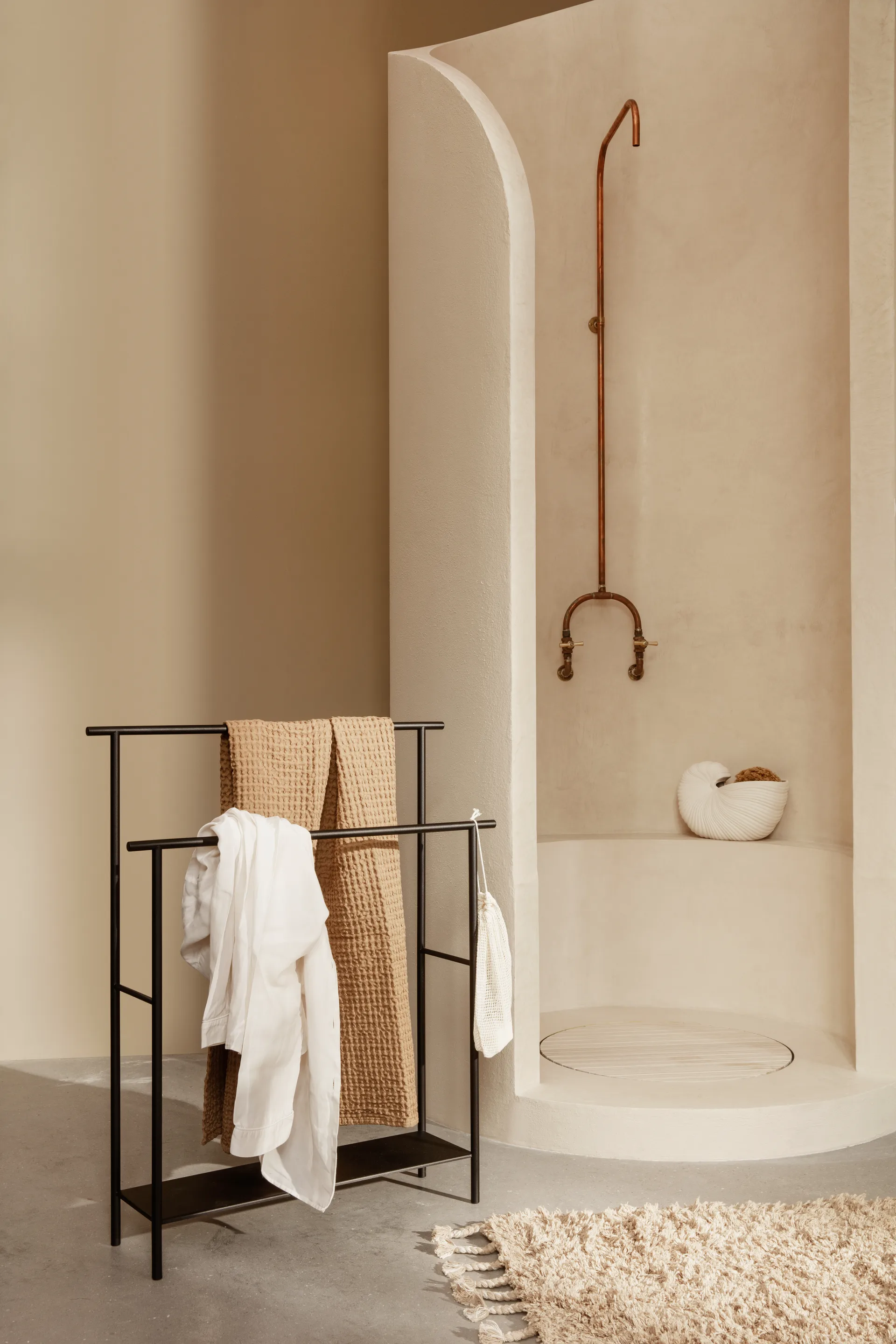 Dora baderomshylle, Svart Ferm Living