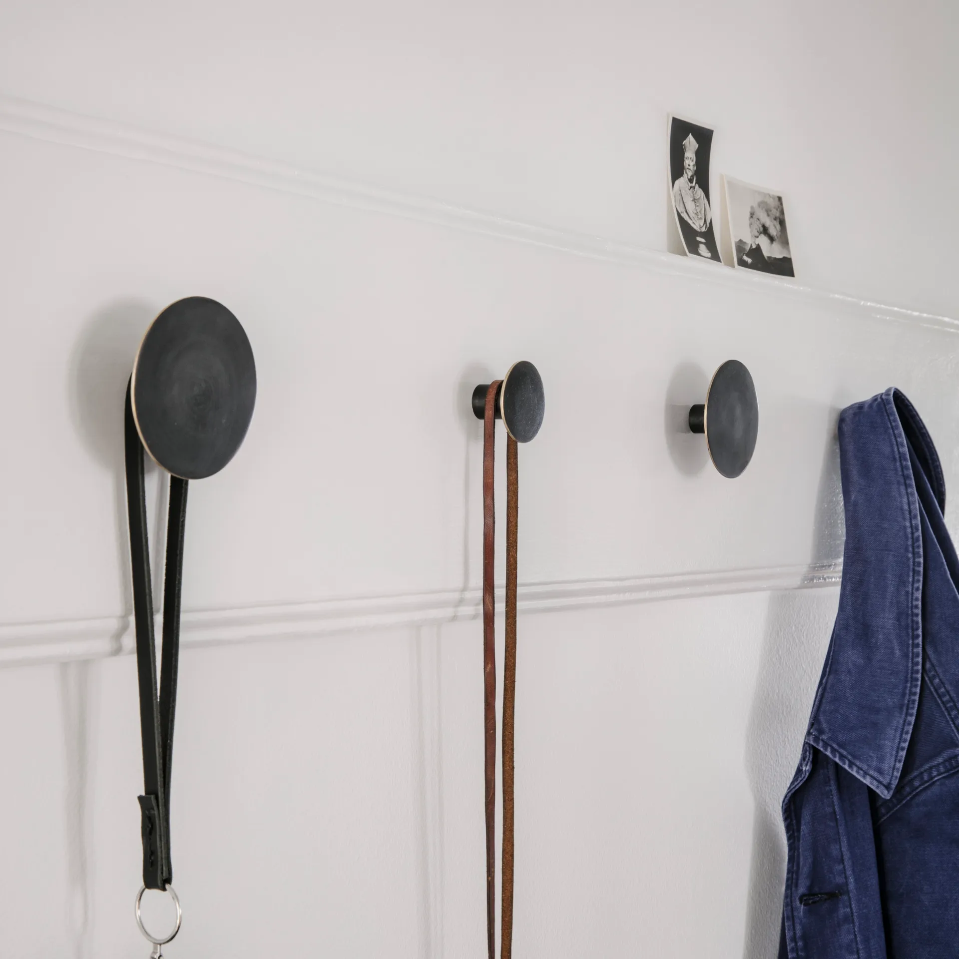 Flat Circle knagg svart-messing, Ø4 cm Ferm Living