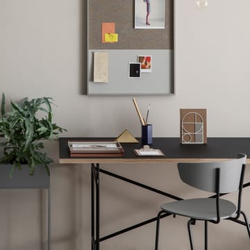 Herman stol - Walnut, sort stålstativ - Ferm Living