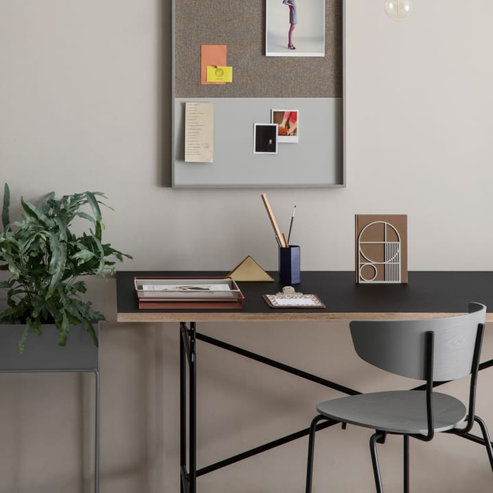 Herman stol, Walnut, sort stålstativ Ferm Living