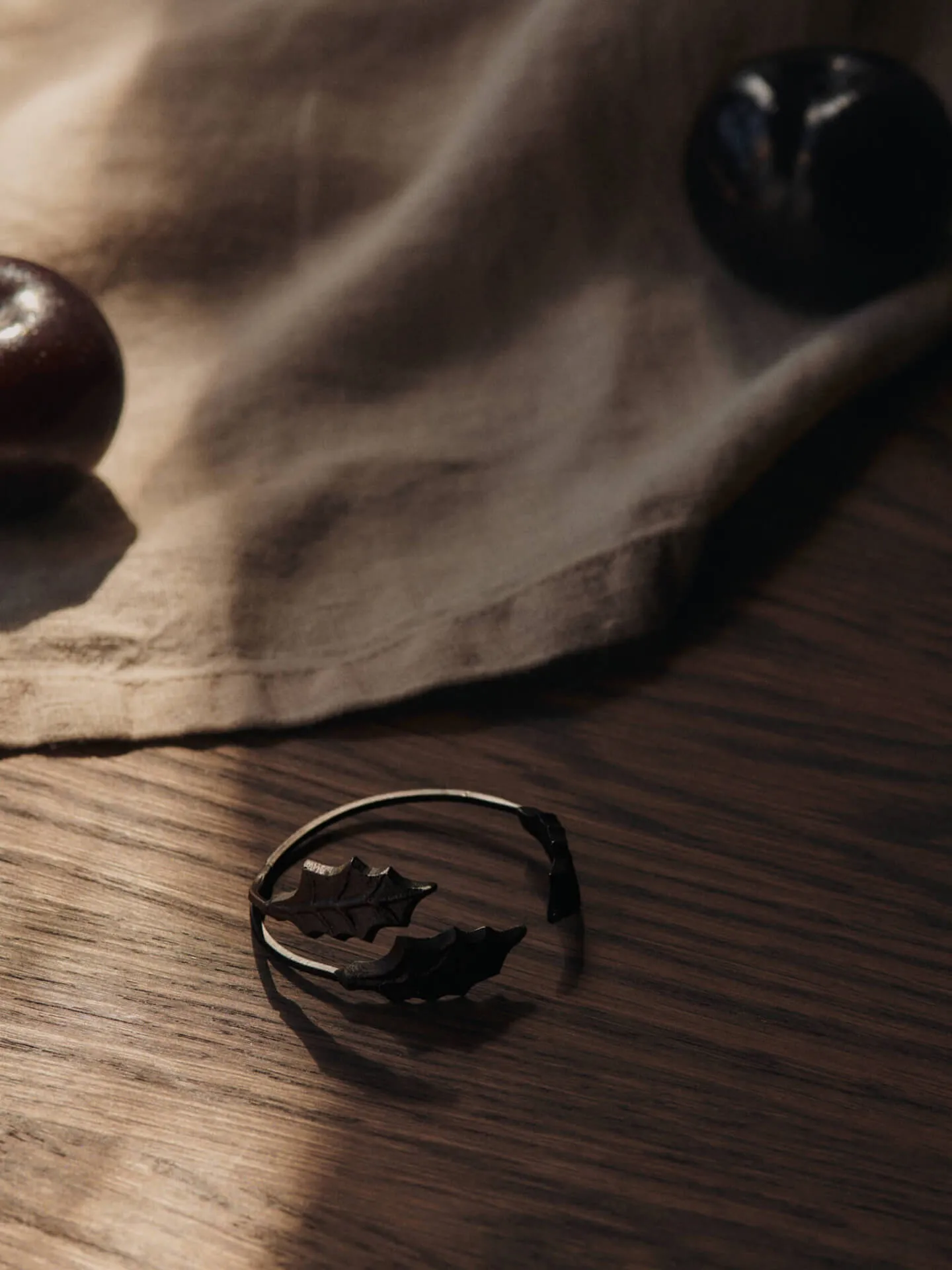 Holly leaf serviettring Ø5,3 cm 4-pack, Black Brass Ferm Living