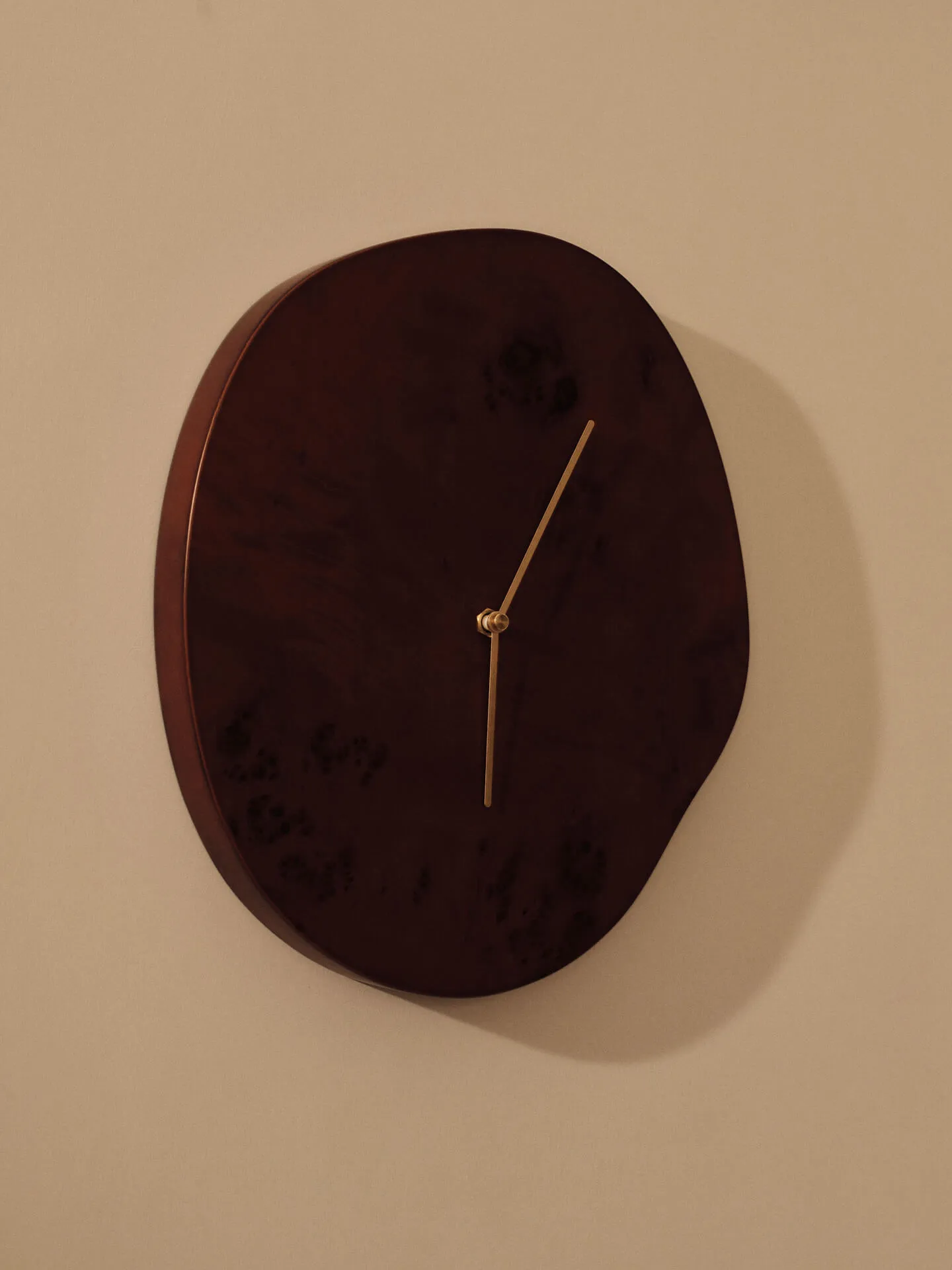 Melt veggklokke 28 x 33 cm, Dark stained burl Ferm Living