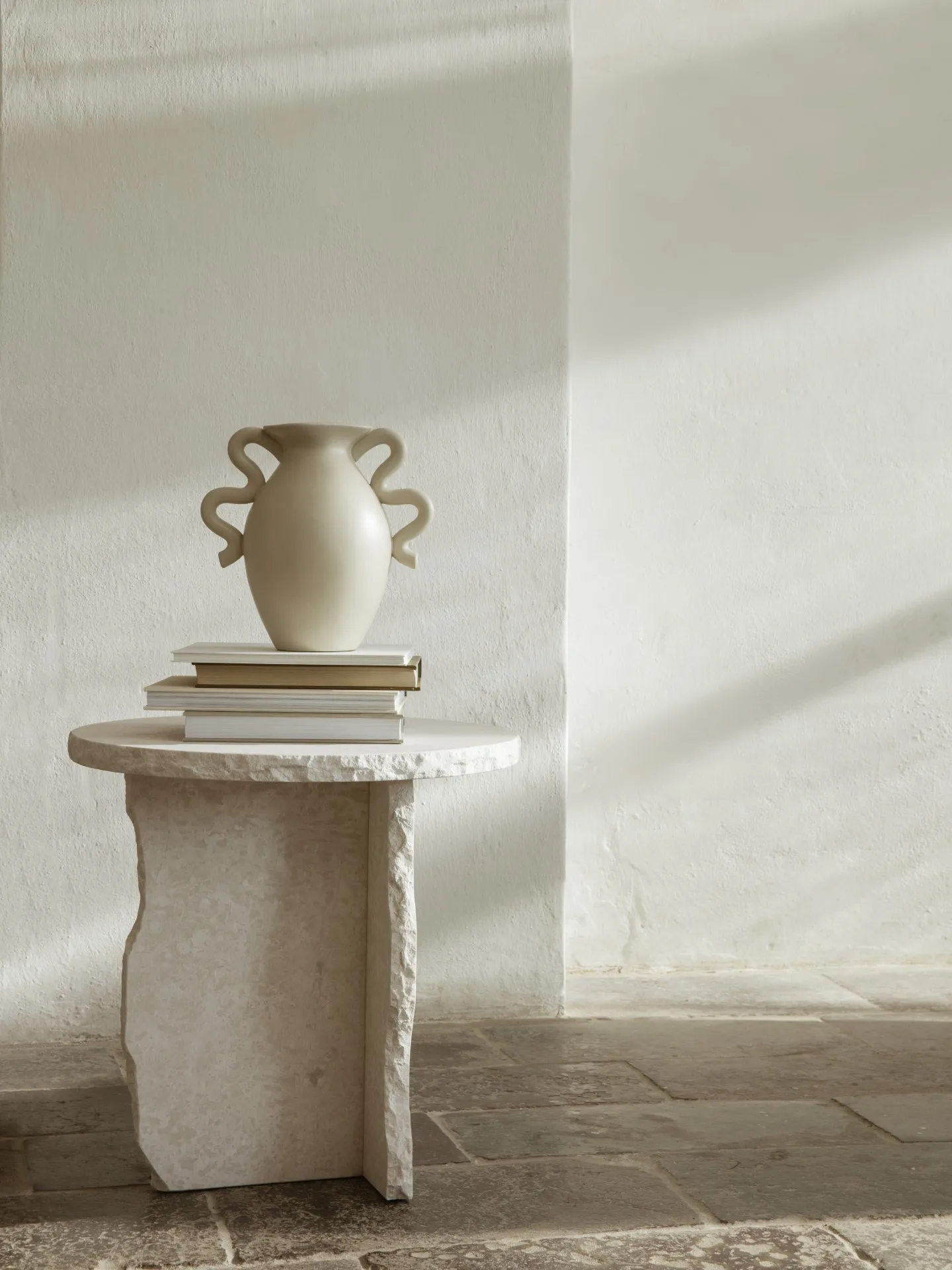 Mineral Sculptural bord Ø 52 cm, Bianco Curia Ferm Living