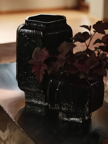 Mokuri vase - Black, 25 cm - Ferm Living