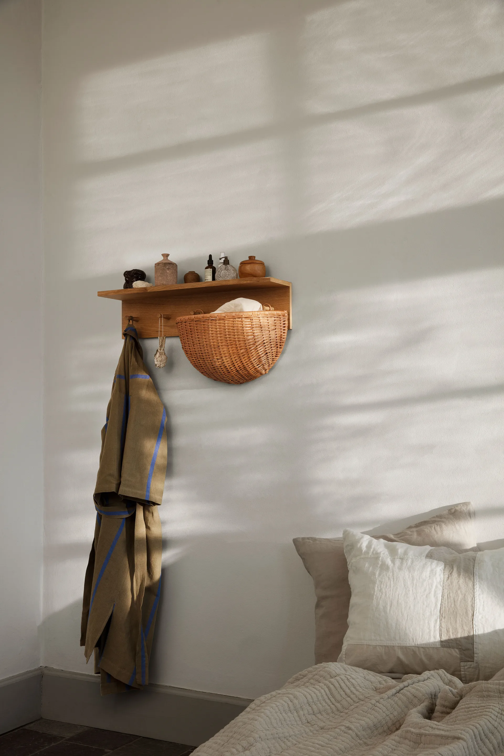 Place Rack knaggrekke hylle eik, Medium Ferm Living