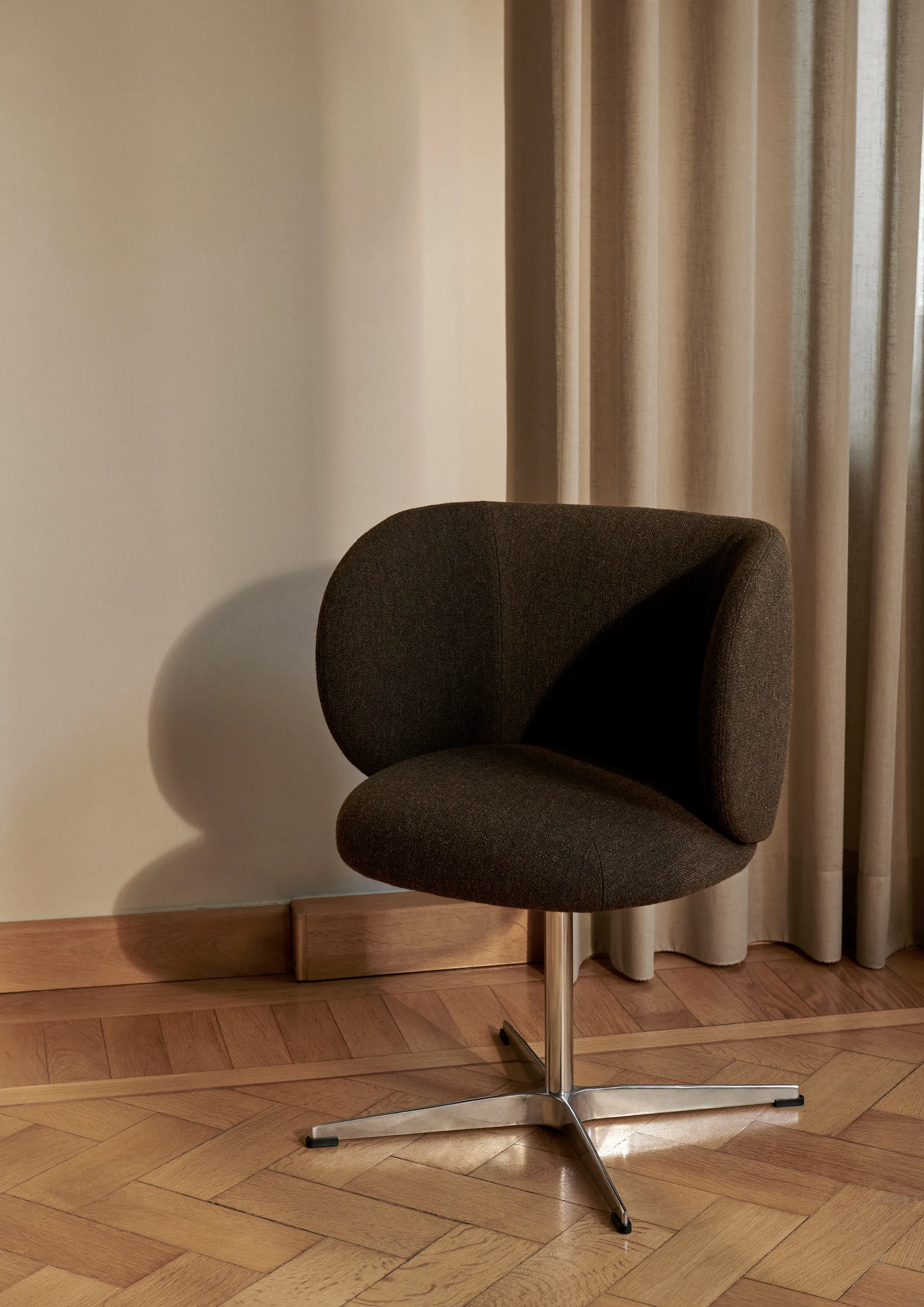 Rico dining chair swivel hallingdal, Dark grey brown Ferm Living