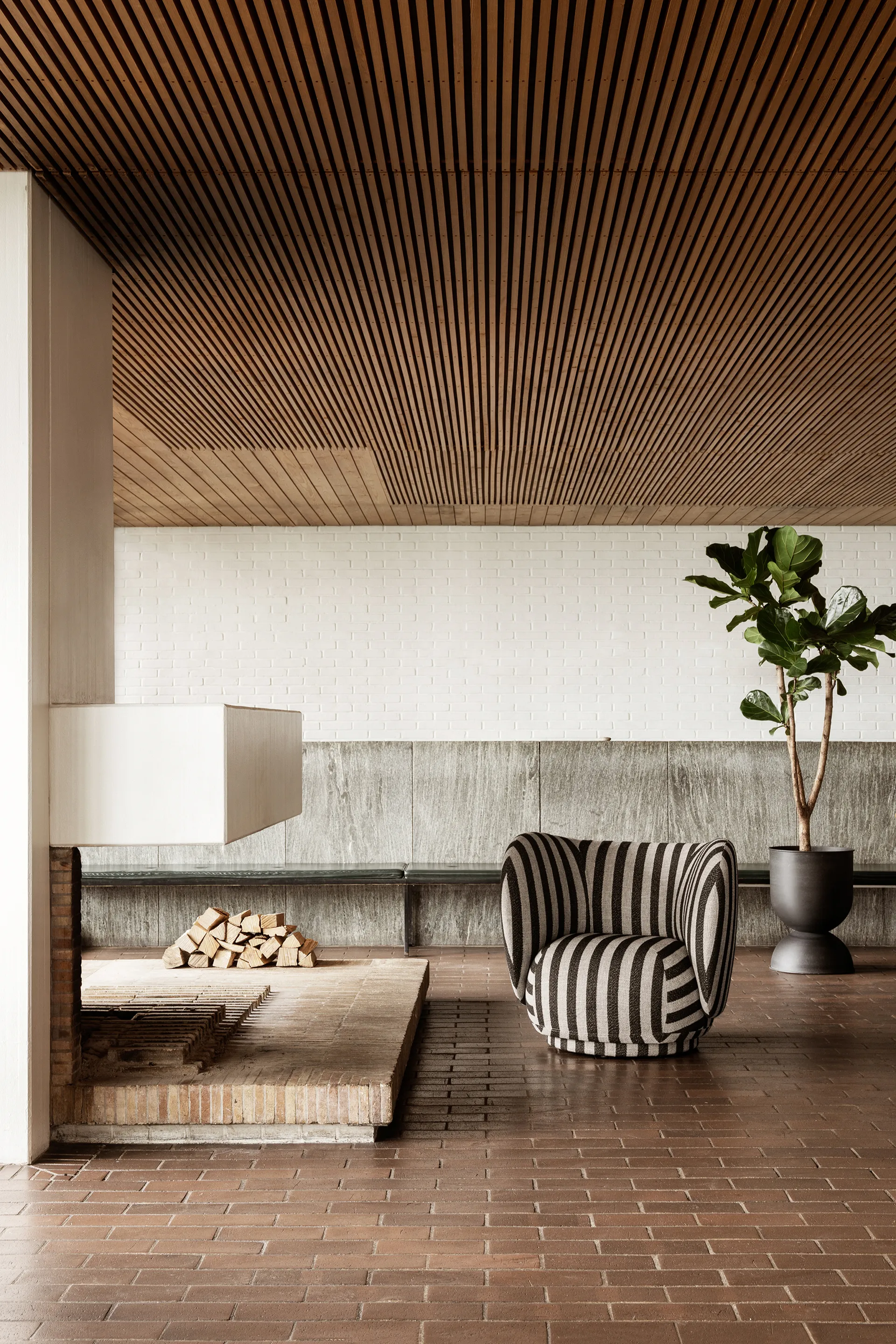 Rico lounge chair lenestol, Louisiana sand black Ferm Living