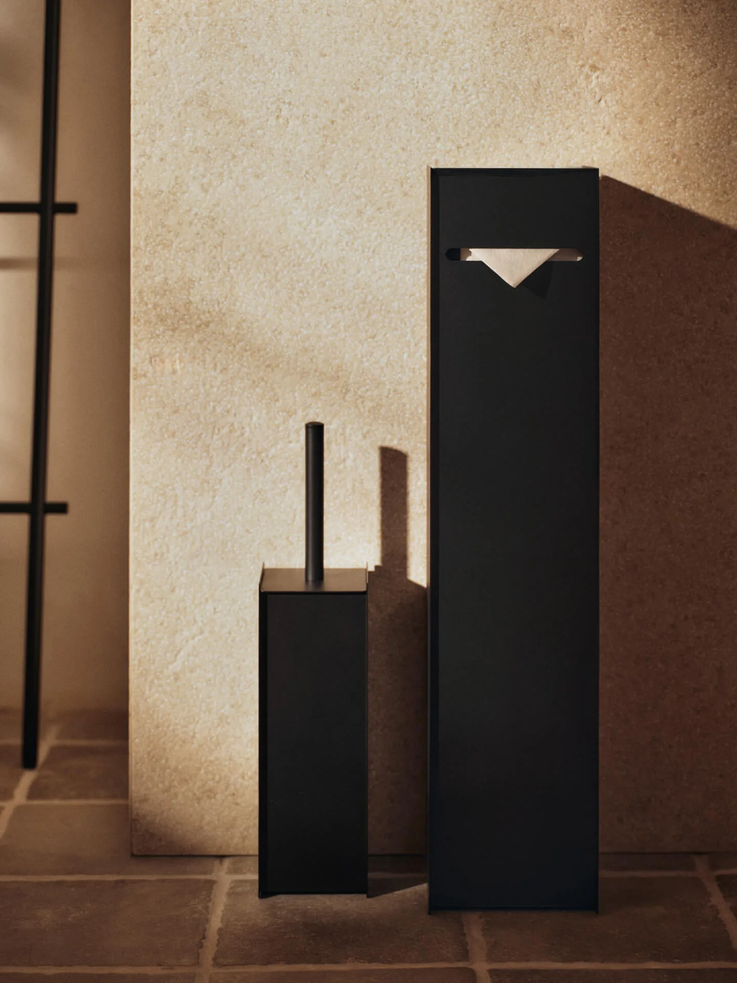 Sama toalettpapirholder, Black Ferm Living