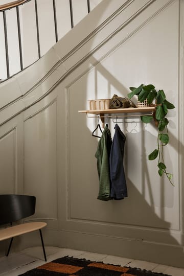 Sector hylle med stang 37 x 87 cm - Oak-brass - Ferm Living