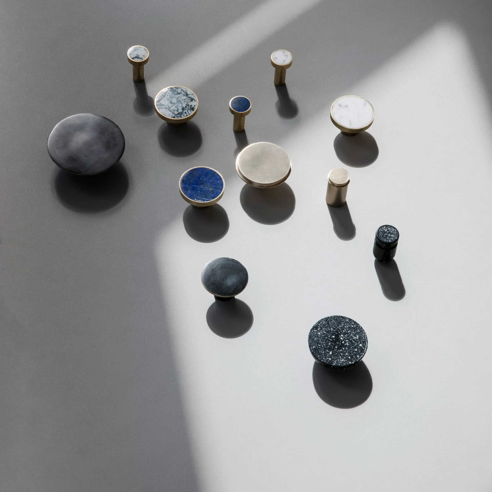 Stone knagg liten, hvit marmor-messing Ferm Living