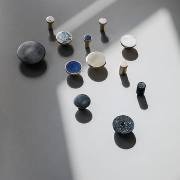 Stone knagg liten - hvit marmor-messing - Ferm Living