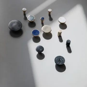 Stone knagg stor - hvit marmor-messing - Ferm Living
