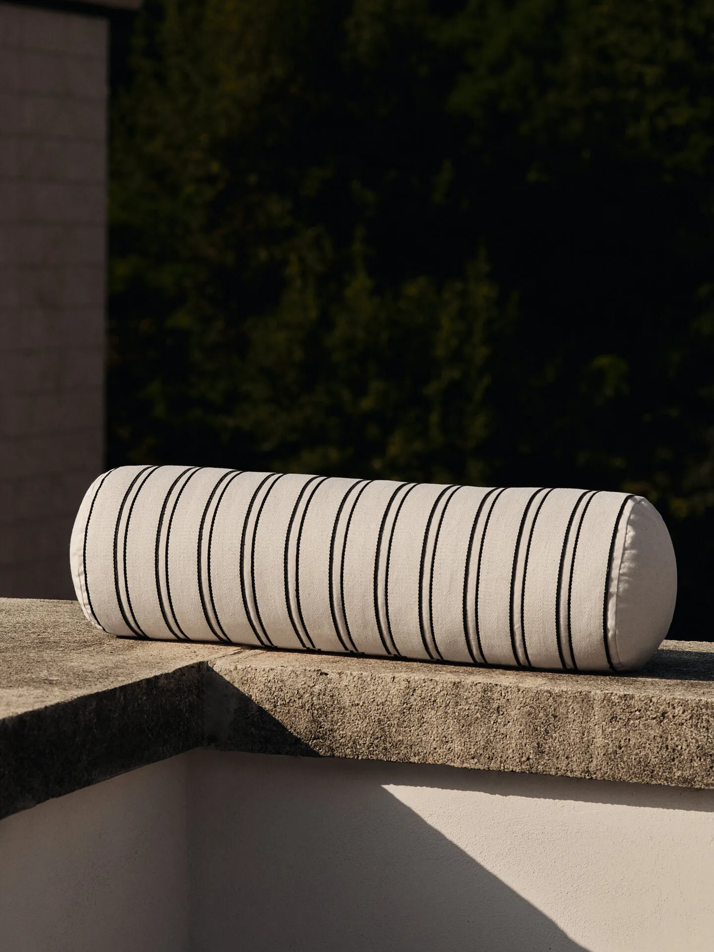 Twill bolster sylinderpute, Off-white-black Ferm Living
