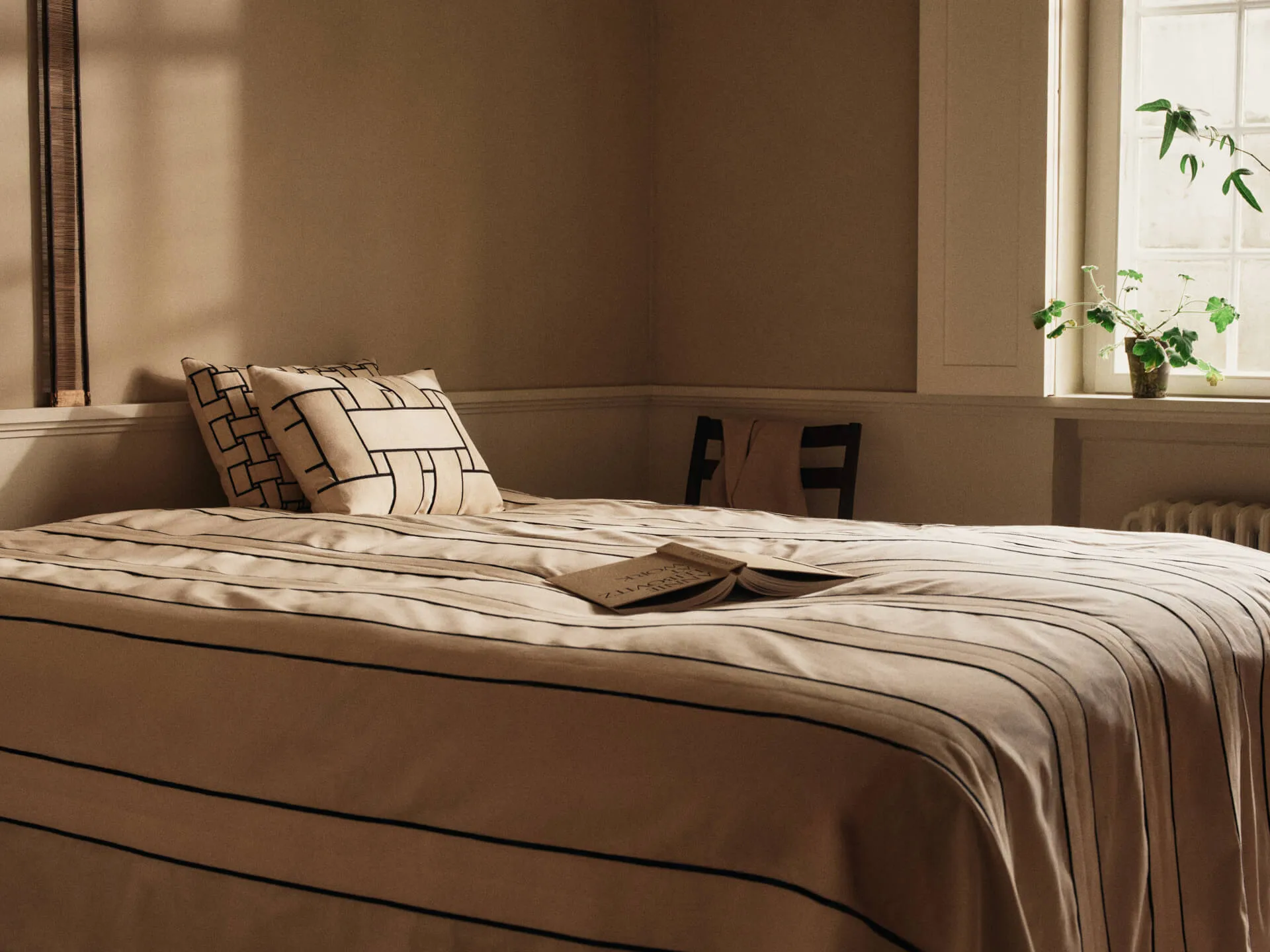 Twill sengeteppe, Off-white-black, 180x260 cm Ferm Living