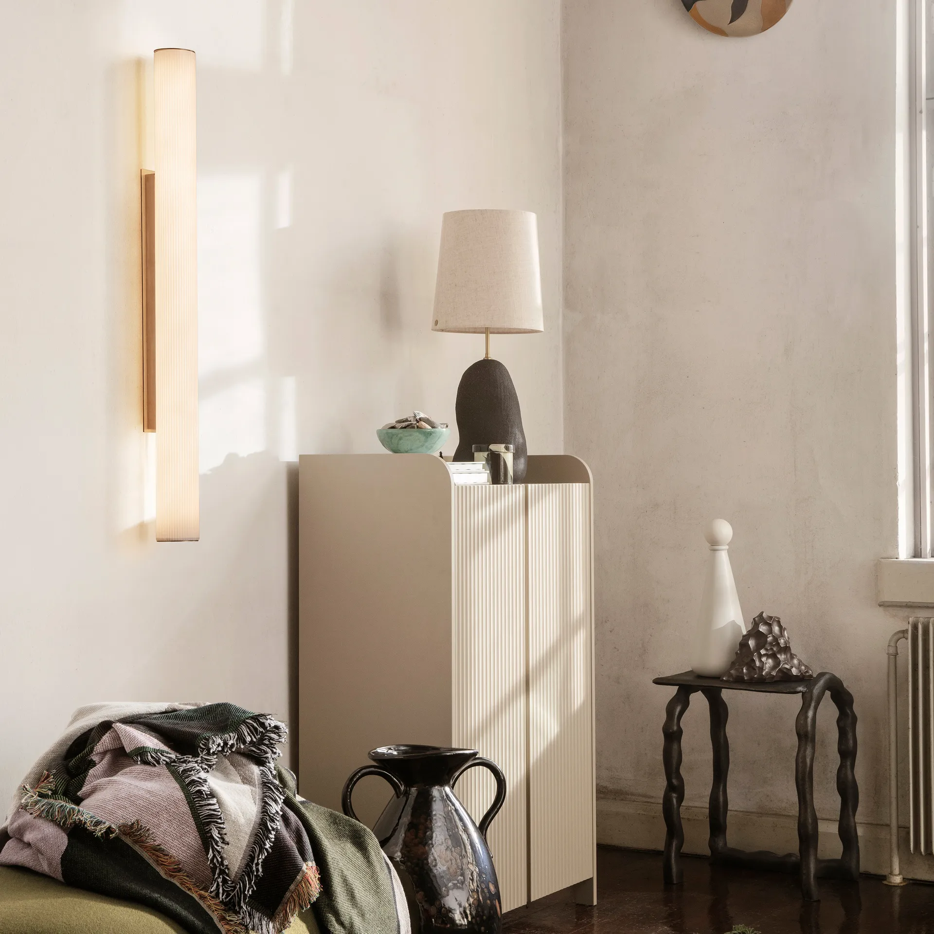 Vuelta vegglampe 100 cm, Hvit-messing Ferm Living