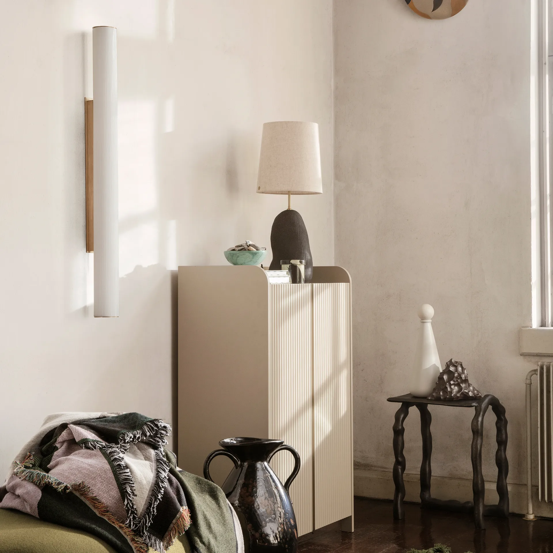 Vuelta vegglampe 100 cm, Hvit-messing Ferm Living