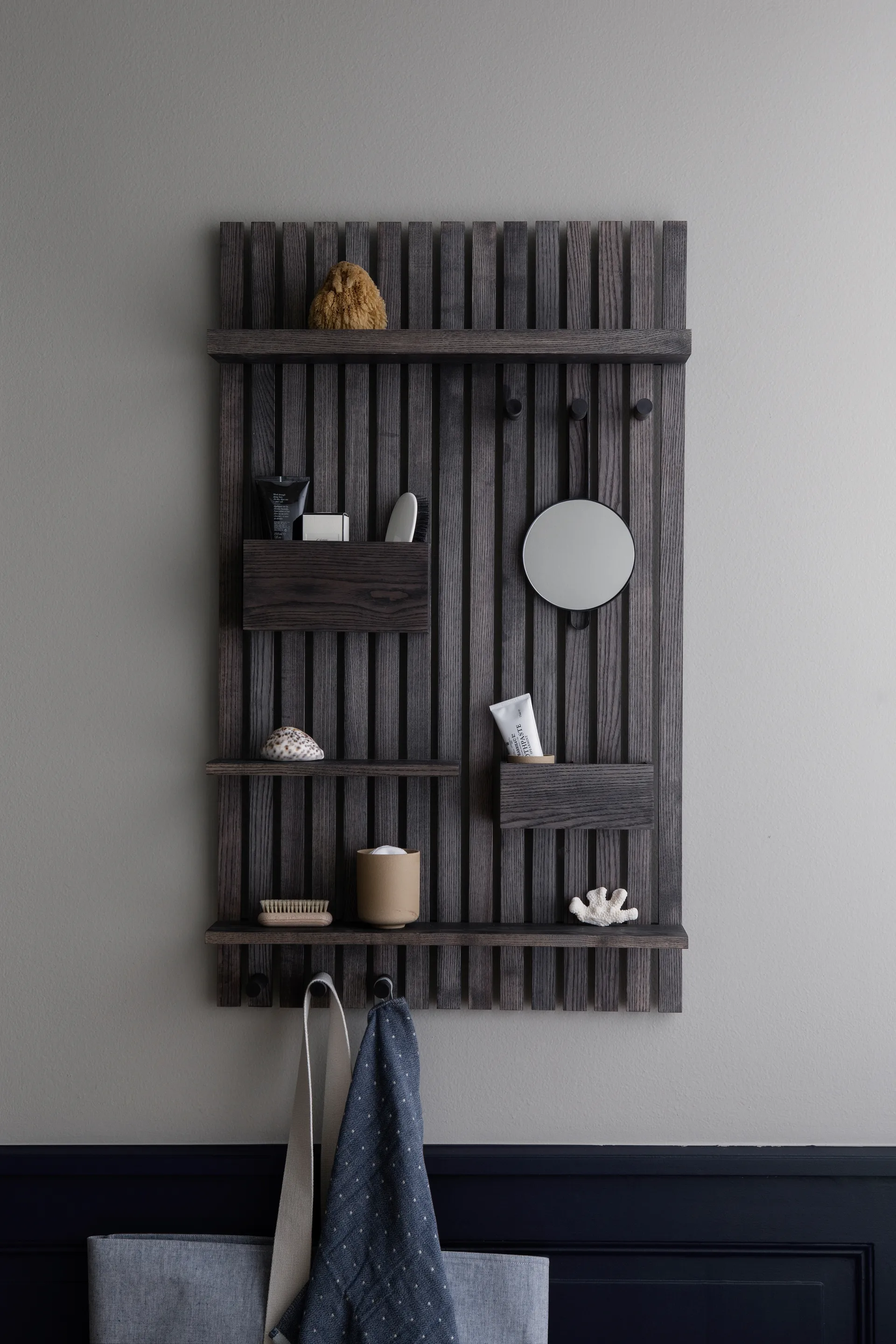 Wooden multi shelf hylle, Mørkbeiset ask  Ferm Living