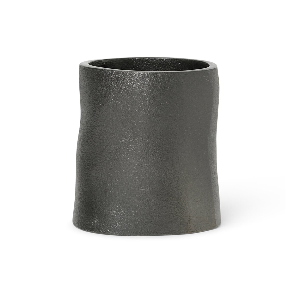 Ferm Living Yama pennstativ small Ø 7,8 cm Sotet aluminium