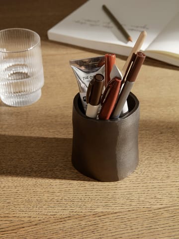 Yama pennstativ small Ø 7,8 cm - Sotet aluminium - Ferm Living