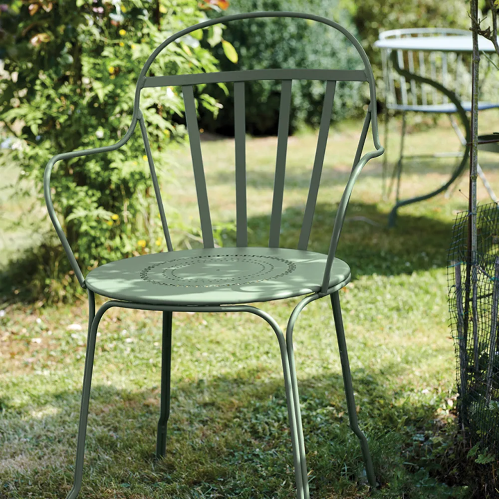 Louvre stol med armlener, Black cherry (vinrød) Fermob