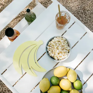 Luxembourg bord, lavt - Honey, med hjul - Fermob