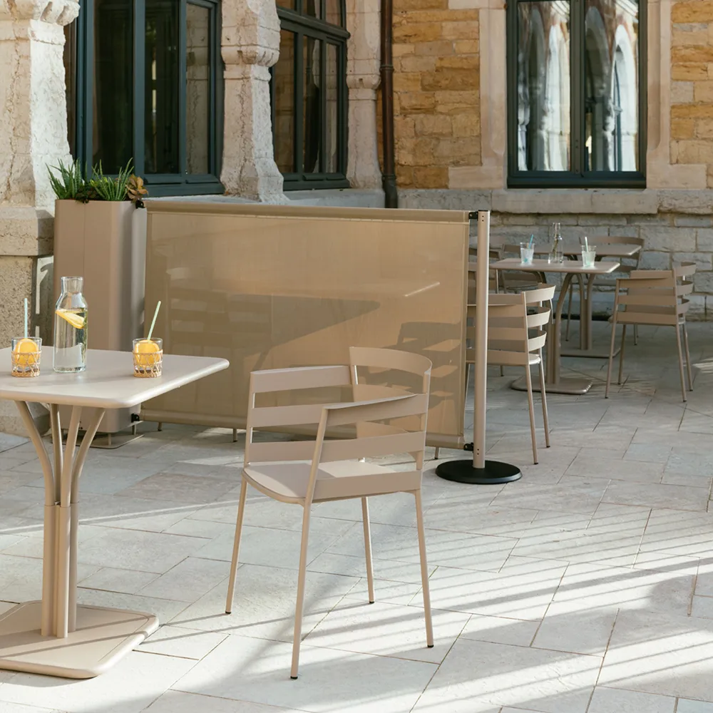 Luxembourg Pedestal bord 71x71 cm, Frosted lemon Fermob