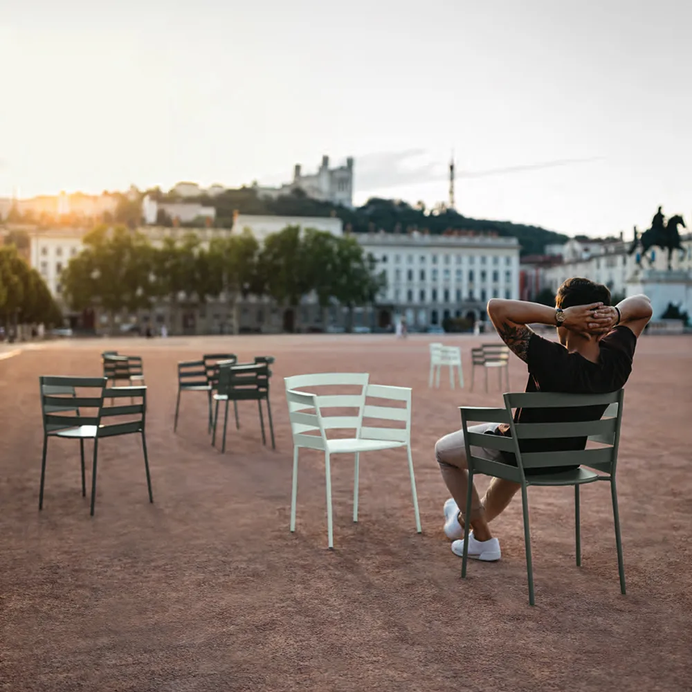 Rythmic stol med armlener, Liquorice Fermob