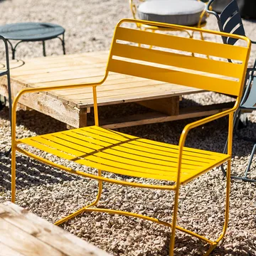 Surprising stol med armlener, lav - Acapulco blue - Fermob