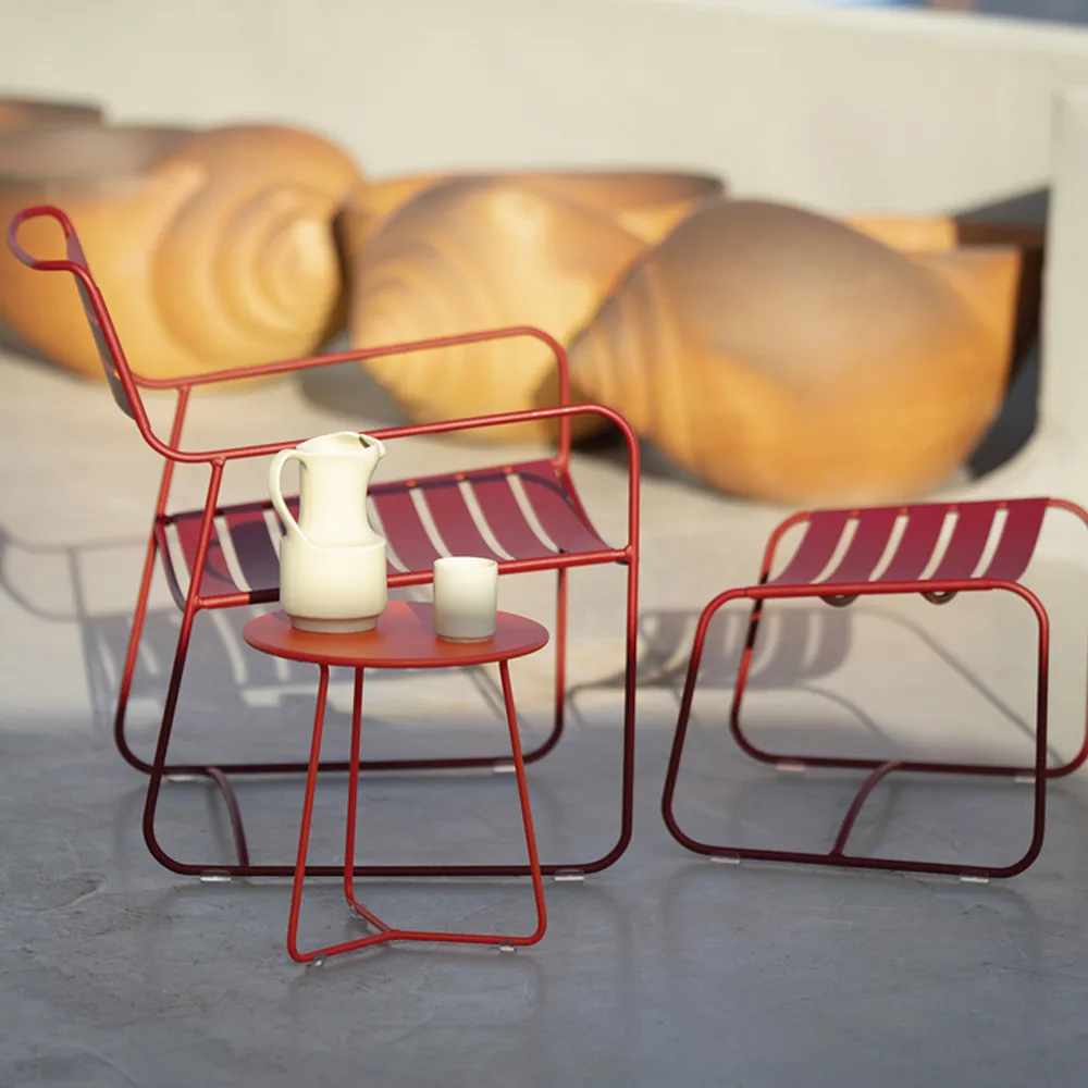 Surprising stol med armlener, lav, Black cherry Fermob