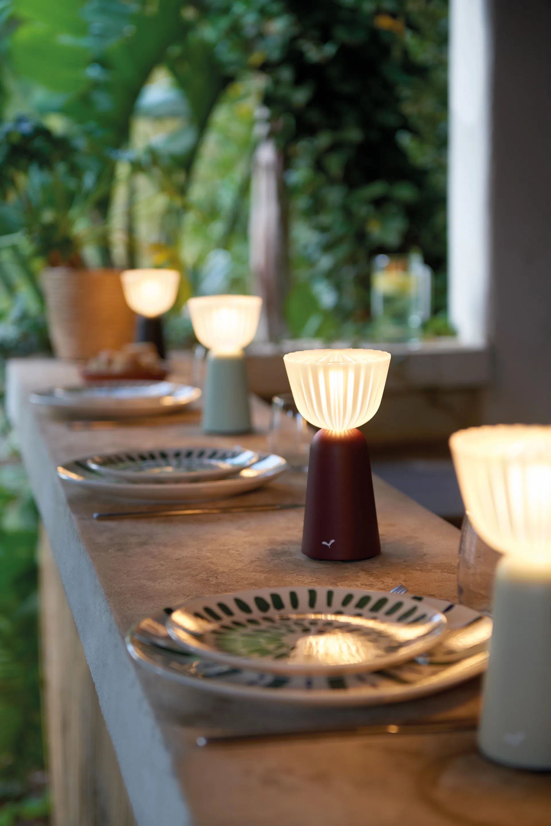 Swiing portabel bordlampe, Black cherry Fermob