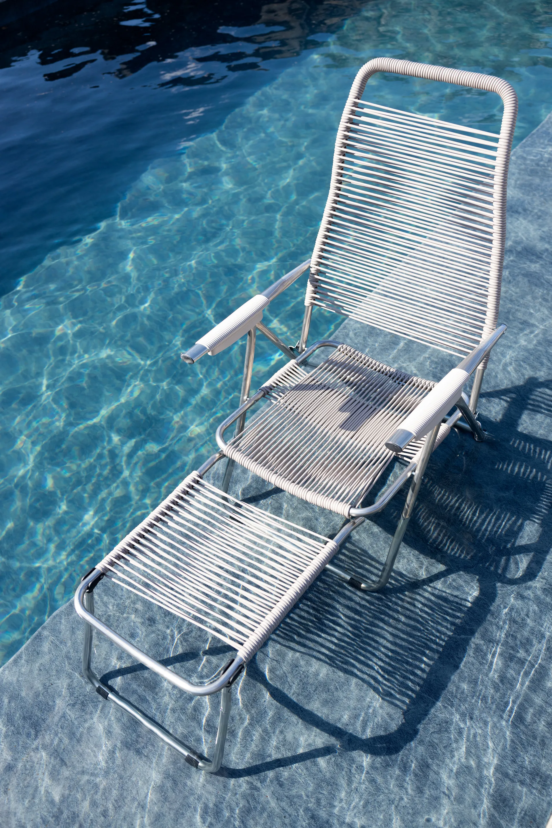 Spaghetti solstol med fotstøtte, Grey Fiam