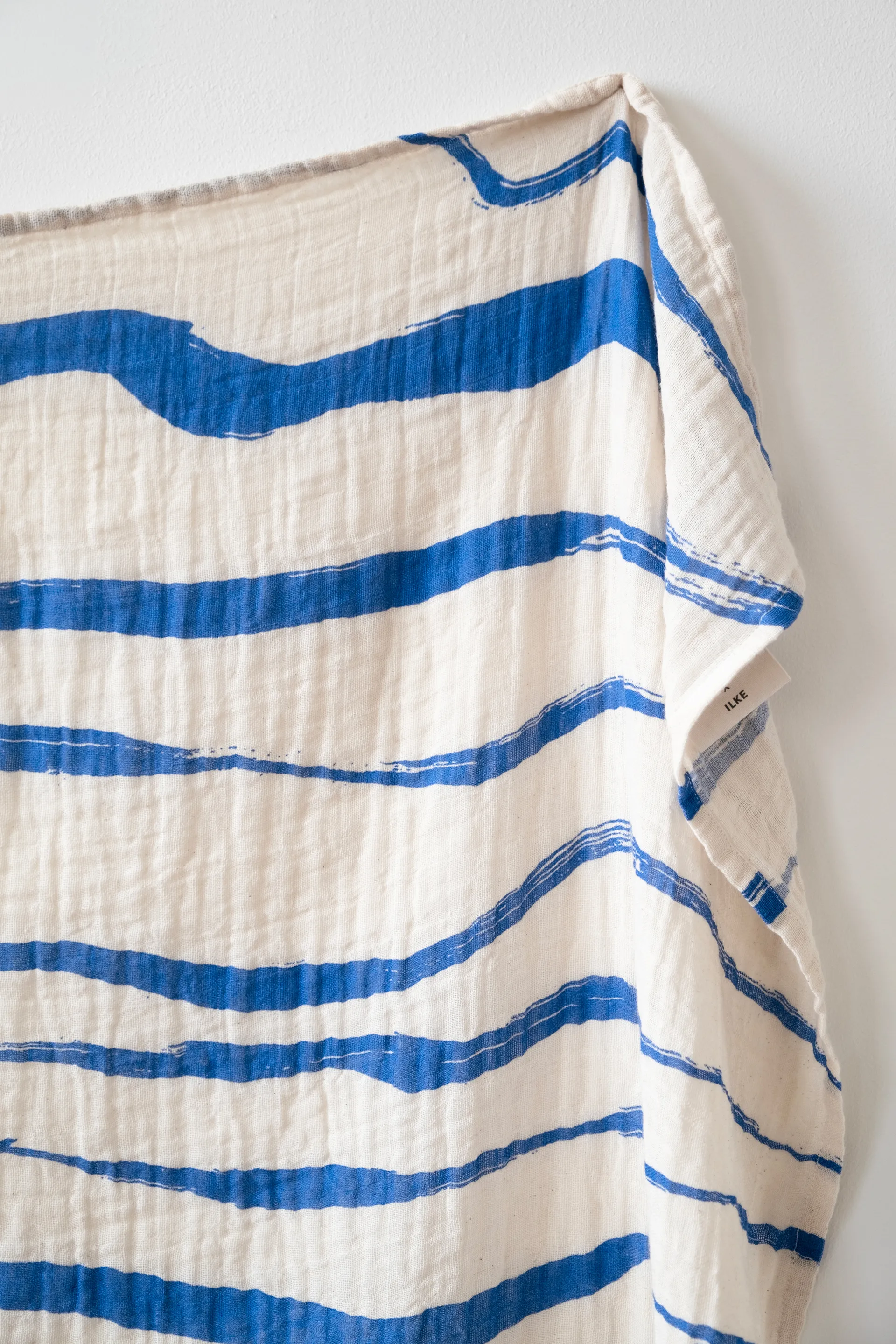 Bølge muslinteppe 120 x 120 cm, Blå Fine Little Day