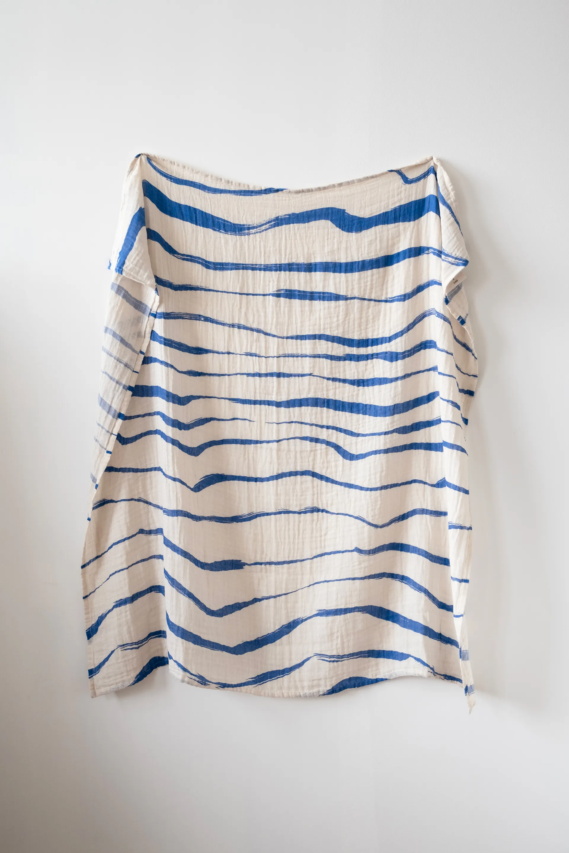 Bølge muslinteppe 120 x 120 cm, Blå Fine Little Day