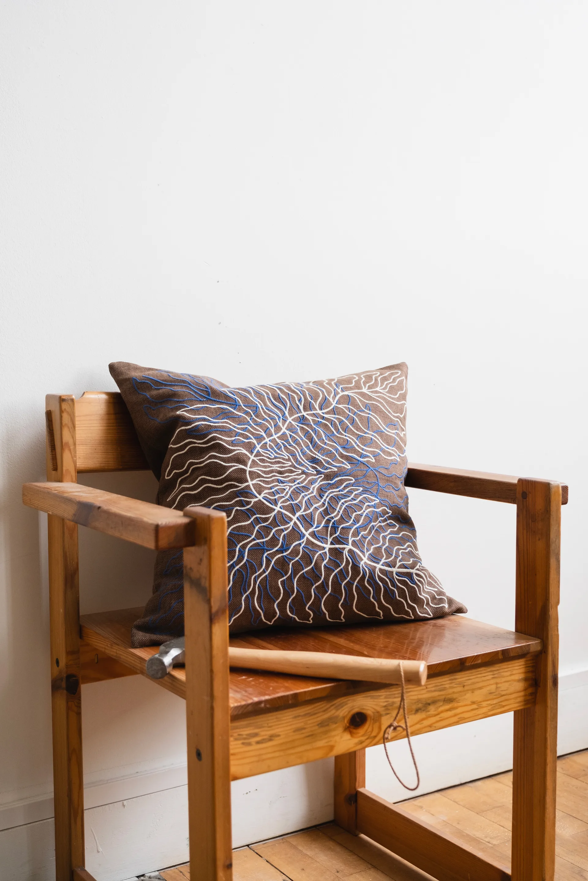 Leaves brodert putetrekk 48x48 cm, Brown Fine Little Day