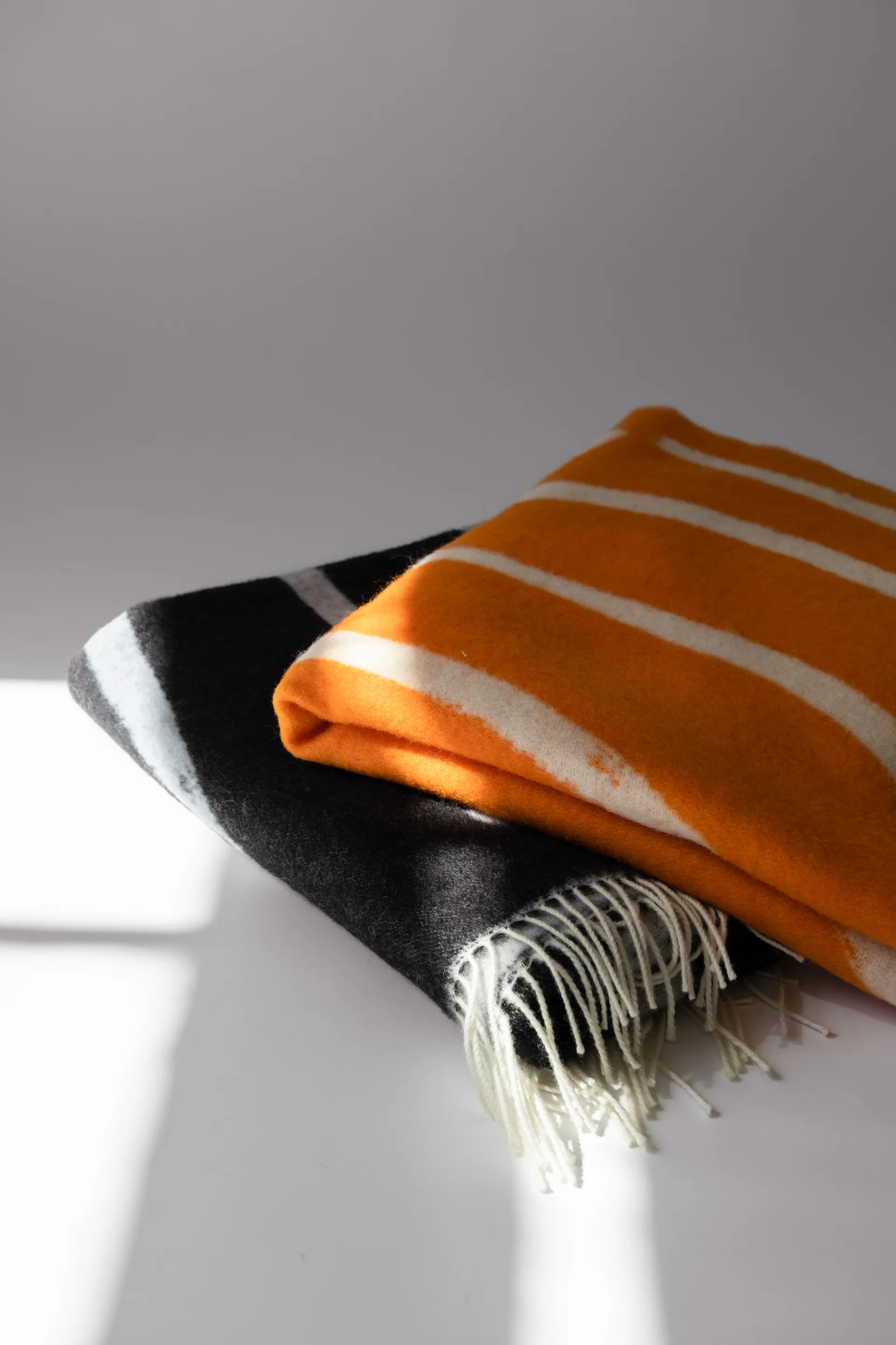 Sofia Lind ullpledd 130 x 190 cm, Orange/Off white Fine Little Day