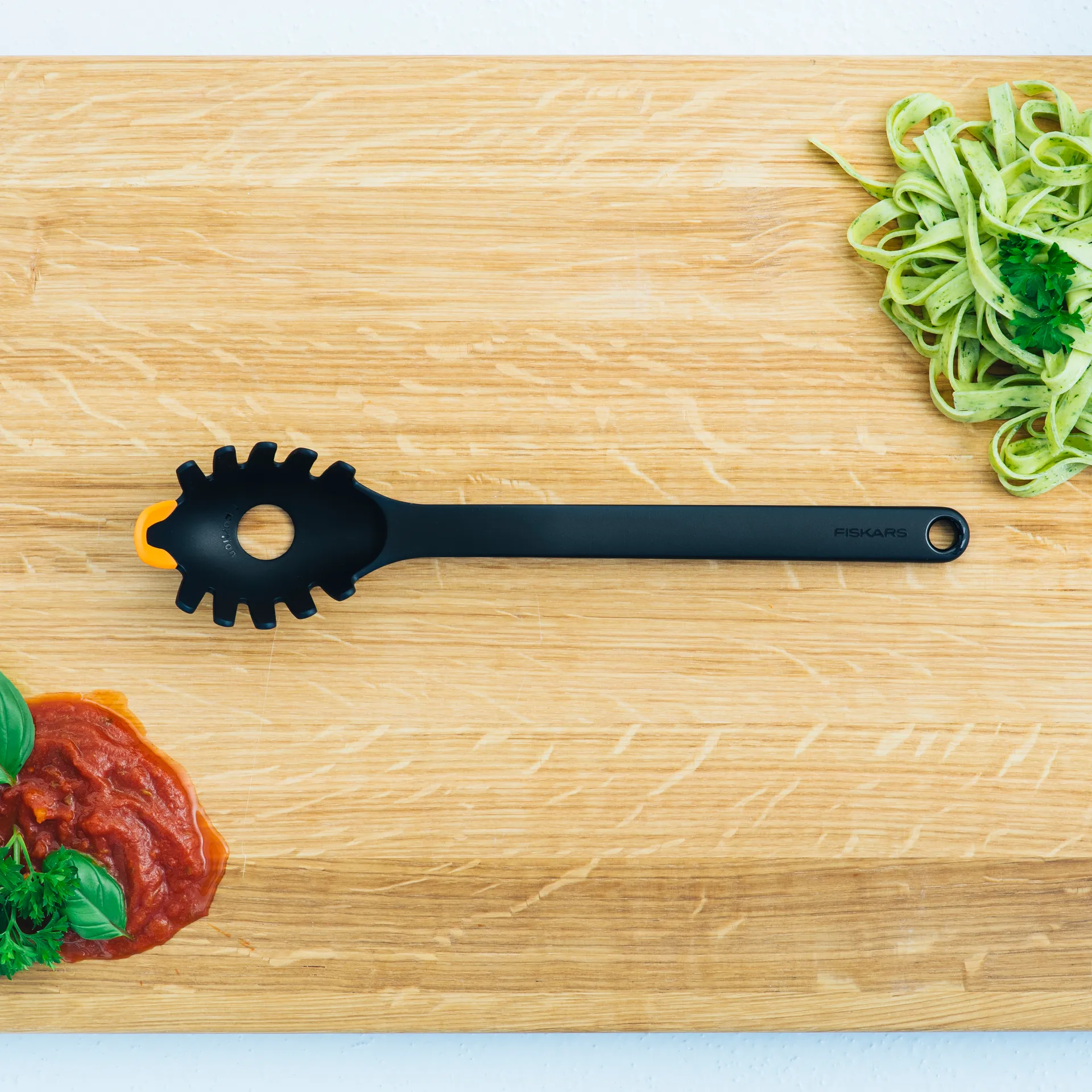 Functional Form pastasleiv 29 cm, Svart Fiskars