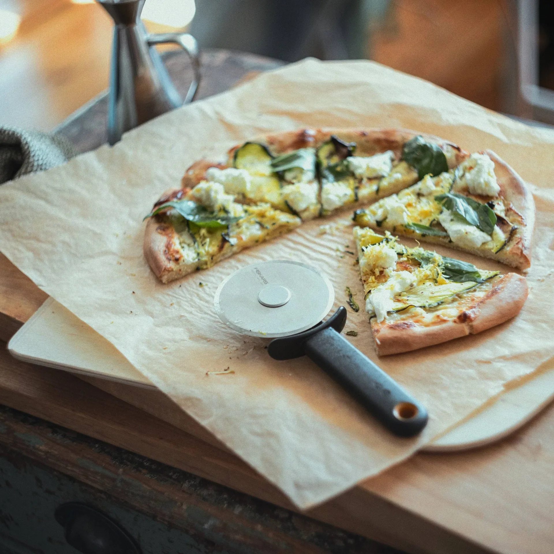 Functional Form pizzahjul, Svart, med bladbeskyttelse Fiskars