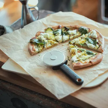 Functional Form pizzahjul - Svart, med bladbeskyttelse - Fiskars