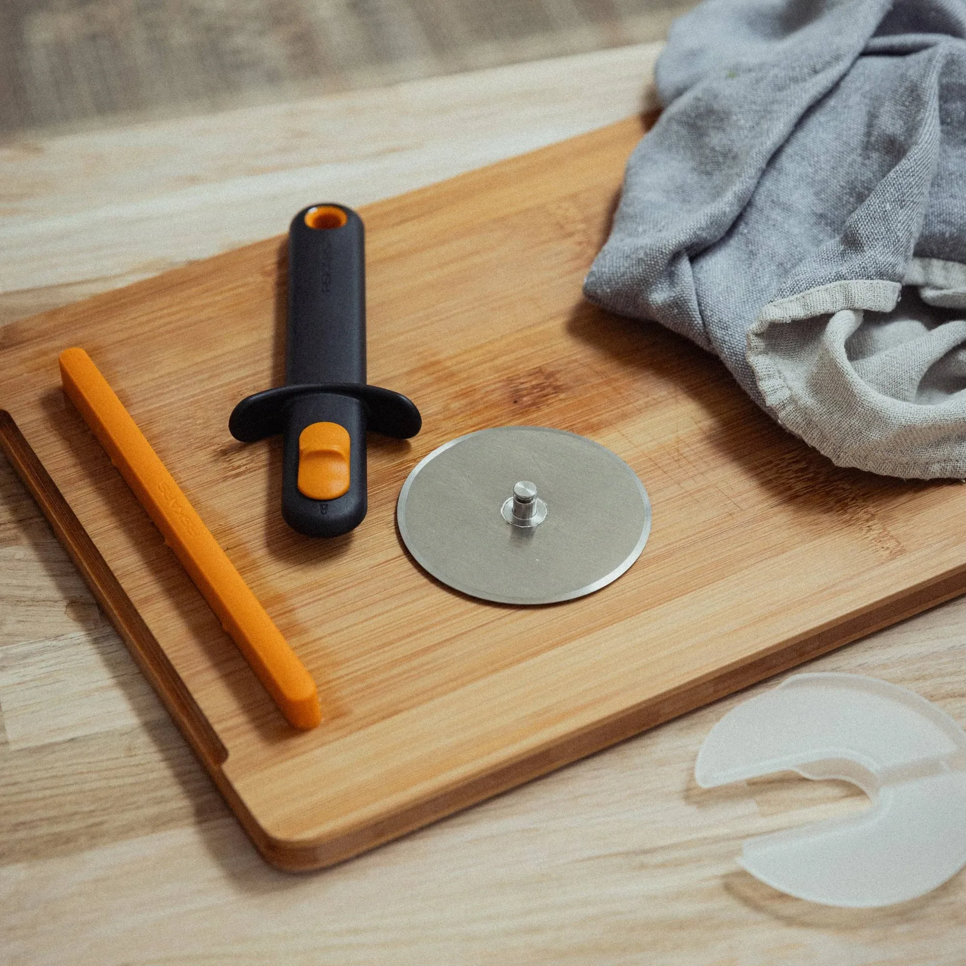 Functional Form pizzahjul, Svart, med bladbeskyttelse Fiskars