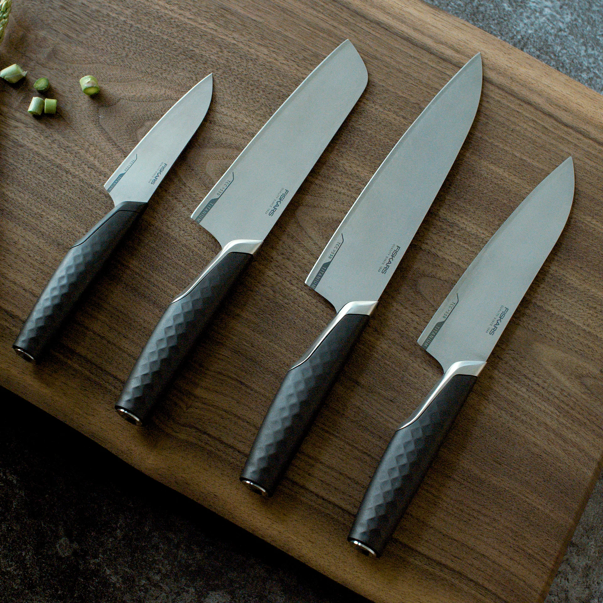 Titanium santokukniv 16 cm, Svart Fiskars