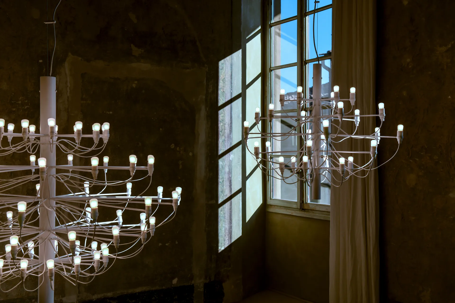 2097 Sarfatti lysekrone, Matt hvit 30 lamper Flos