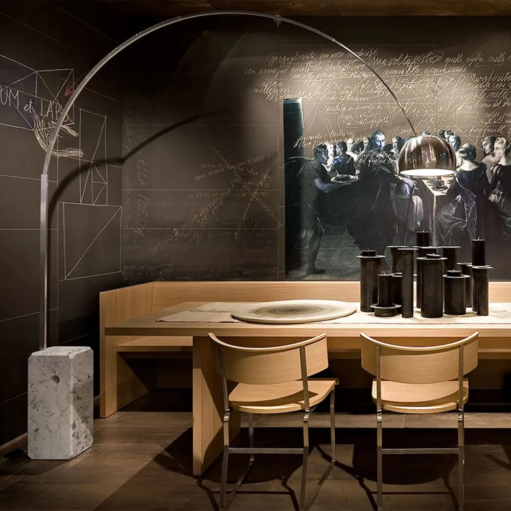 Arco gulvlampe, Krom-fot av carraramarmor Flos