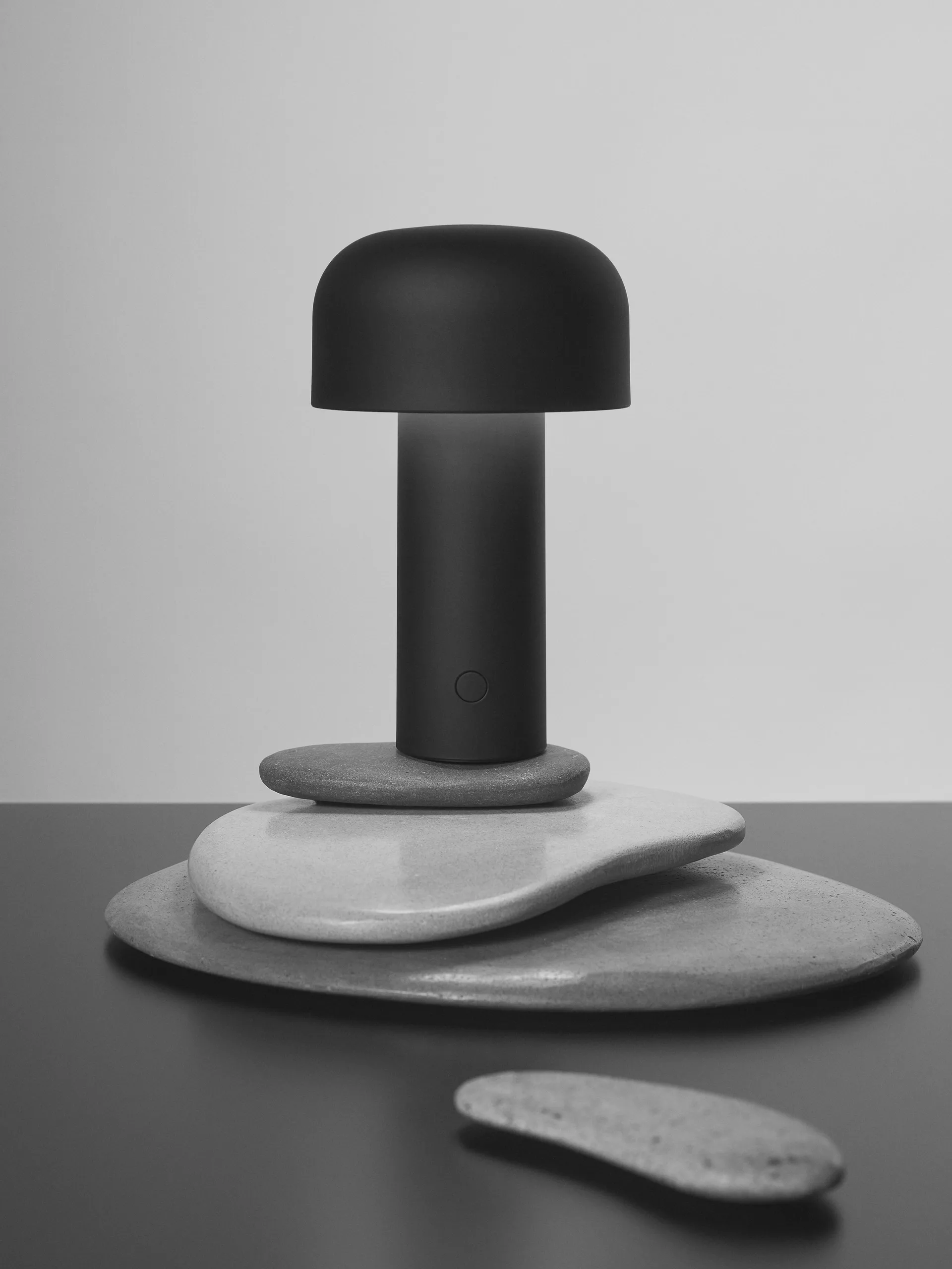 Bellhop bordlampe portabel, Matte black Flos
