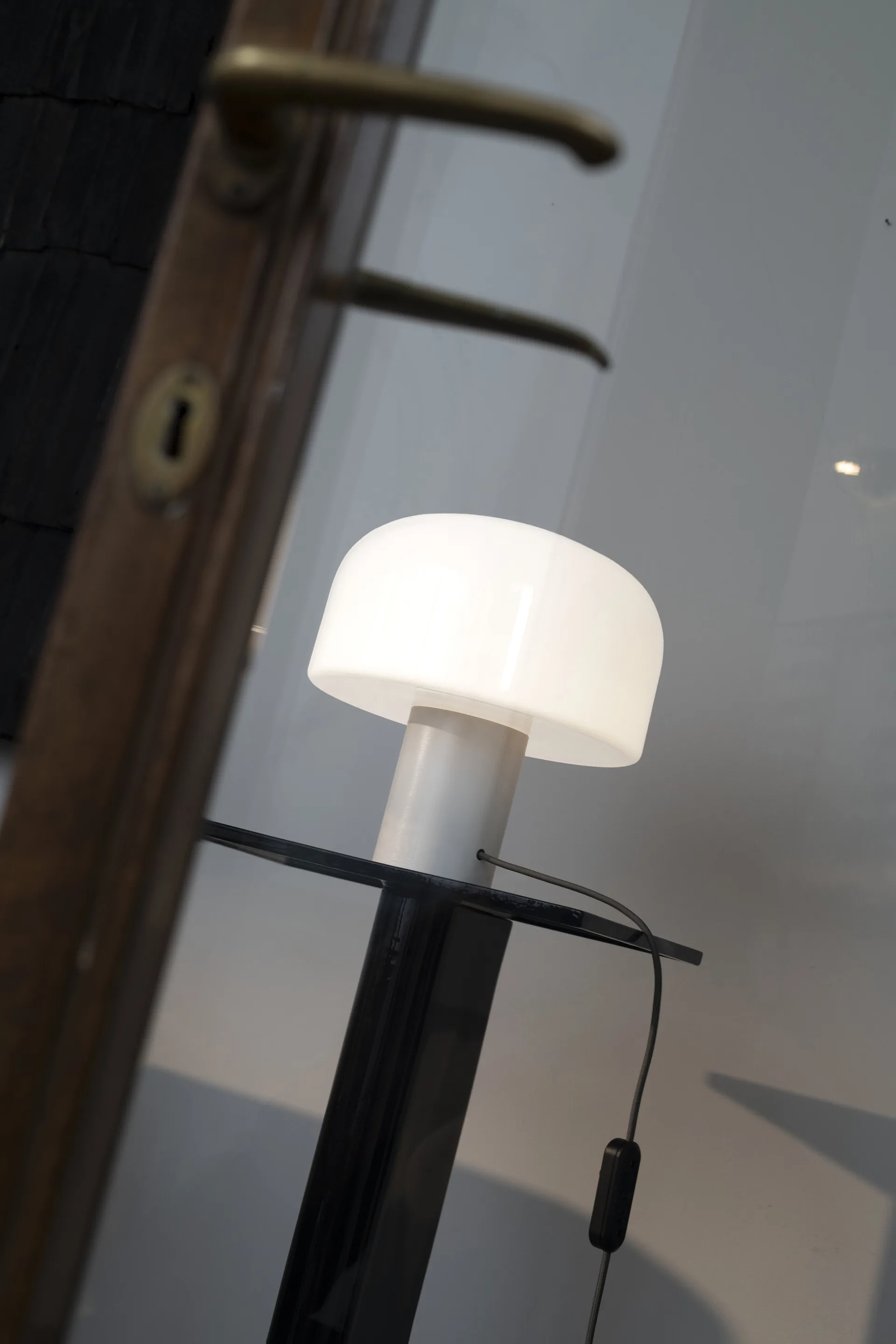 Bellhop Glass T bordlampe, Hvit Flos