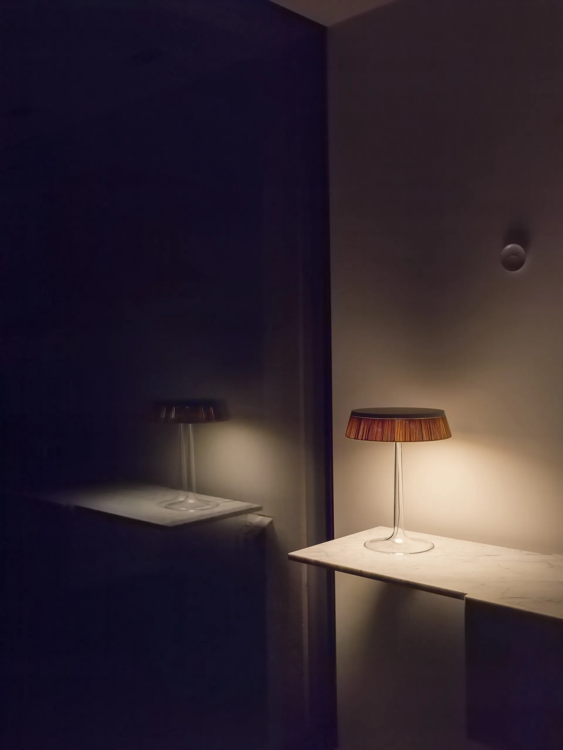 Bon Jour T bordlampe, Røykgrå-mattkrom topp Flos