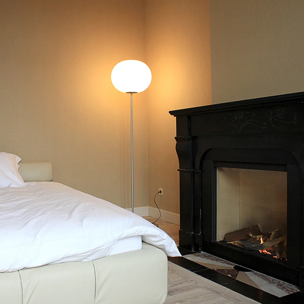 Glo-ball F3 gulvlampe, Hvit opalglass-matt sølvstativ Flos