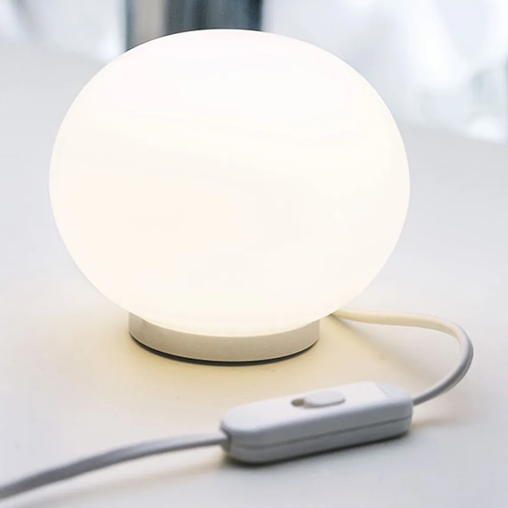 Glo-Ball Mini T bordlampe, Hvit opalglass Flos