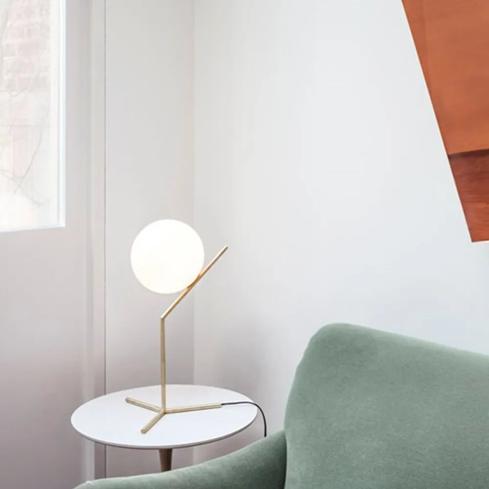 IC lights T2 bordlampe, Børstet messing-opal Flos