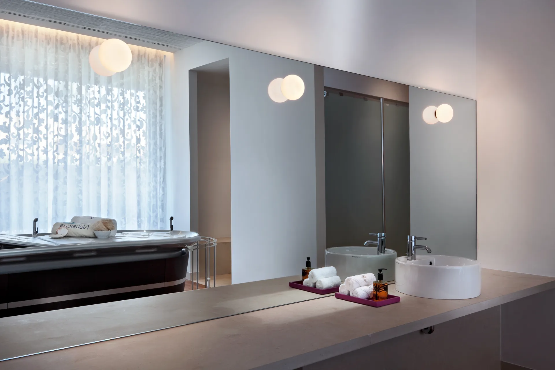 Mini Glo-Ball CW vegg- og taklampe speilmontering, Hvit Flos