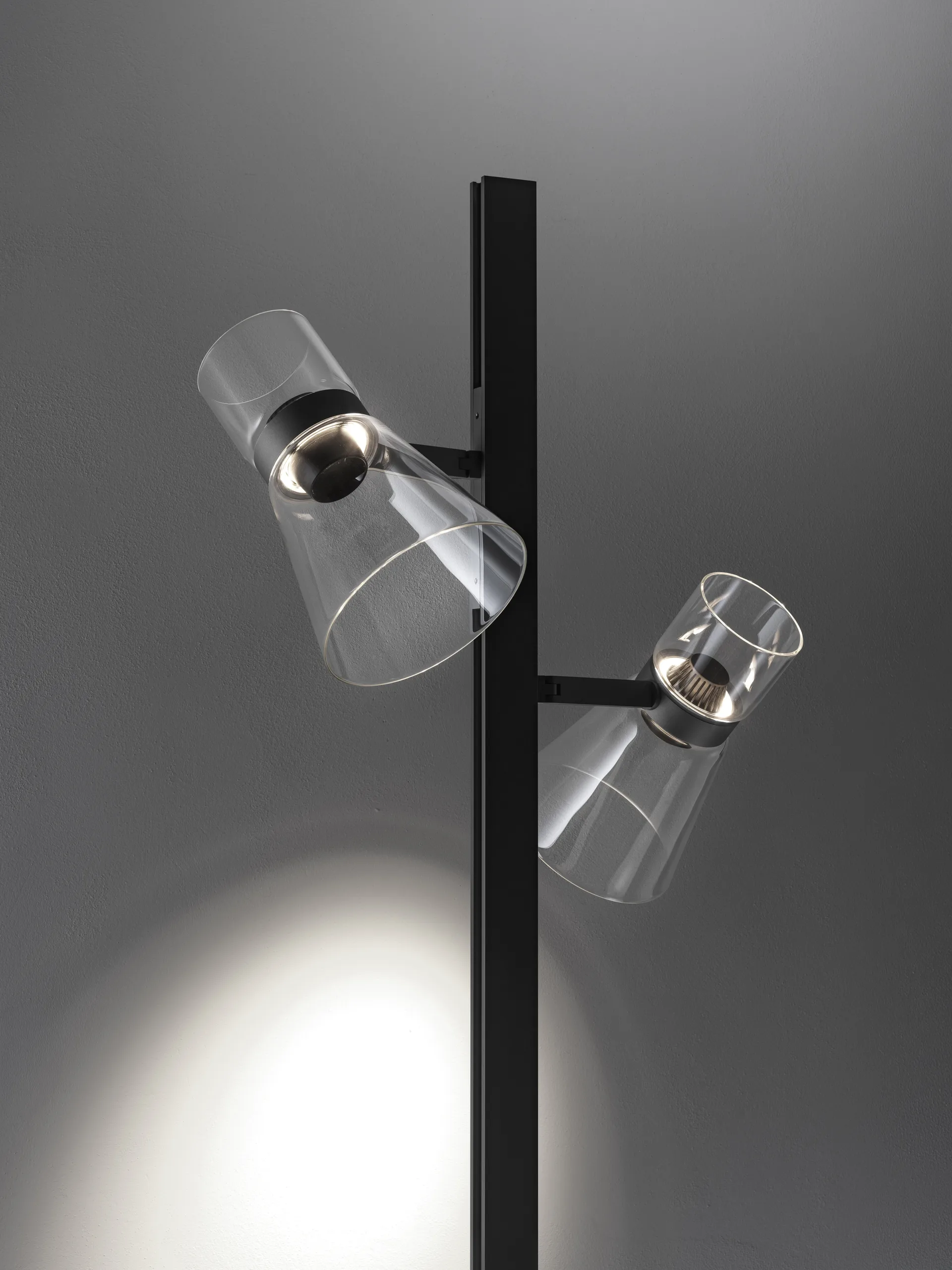 Nocturne F2 cone gulvlampe - Svart,  Flos